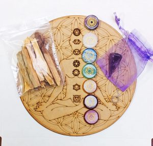 set gemas 7 chakras + tabla madera 20cms + péndulo + incienso