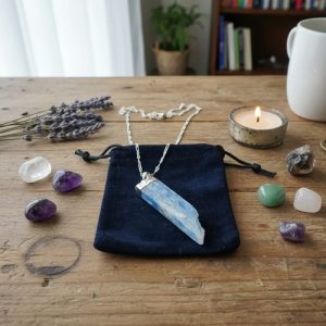 piedra cianita azul bañada en plata cadena 45 cms