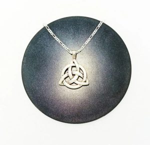 triqueta con cadena de plata 45cm