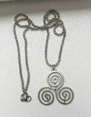collar diseño trisquel cadena 50 cm acero inoxidable