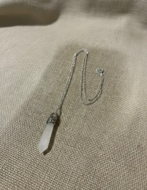 collar cuarzo blanco con cadena de plata 925 50cms