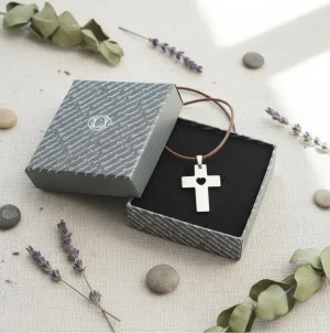 collar cruz roca volcánica 4 cm pulido