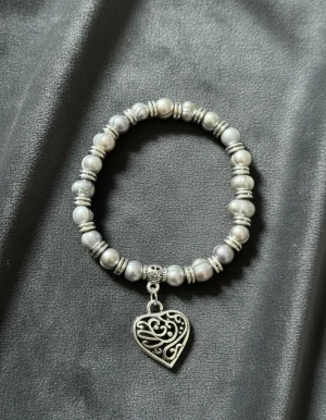 pulseras perlas de agua dulce con dije corazon elasticada