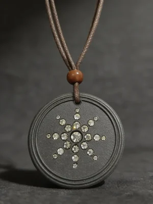 collar con dije de roca volcánica con circones cadena cuero
