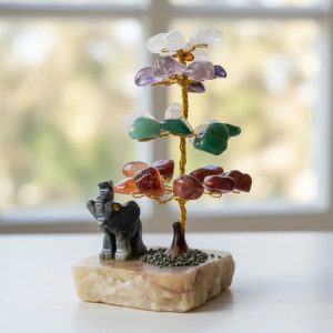 Árbol de colores con elefante de piedra